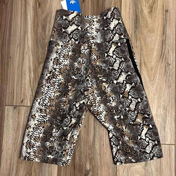 ⚡️✅✅ADIDAS SHORT LEGGINGS Python Print - Picture 7 of 13